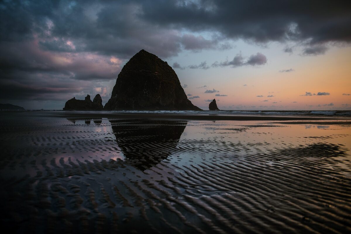 Haystack Rock sea stack, Cannon Beach, Oregon